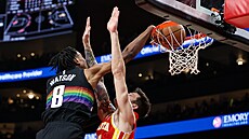 Vít Krej�í neúsp�n� brání Peytona Watsona u ko�e Atlanty.