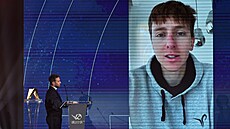 Tadej Pogaar pevzal kvli nemoci ocenní Zlaté kolo pomocí videovzkazu.