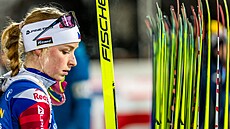 Markéta Davidová si bere své ly�e p�ed startem vytrvalostního závodu.