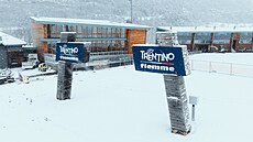 Prostor startu a cíle a hlavní budova stadionu v Teseru.