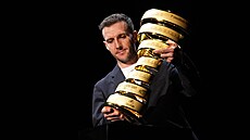 Simon Yates s trofejí pro vít�ze Gira. Bude o ni moct p�í�tí rok bojovat znovu?