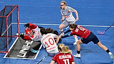 Kapitánka �eského týmu Michaela Kube�ková p�ekonává �výcarskou branká�ku Laru...