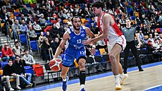 David Böhm brání rozehrávae Olomoucka Jarena Holmese.