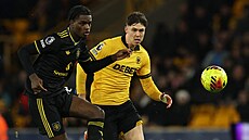 Ayden Heaven z Manchesteru se sna�í dostat k mí�i d�ív ne� Jorgen Strand Larsen...