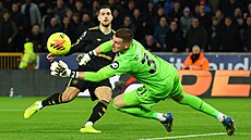 Branká� Wolves Sam Johnstone se vrhá po st�ele Dioga Dalota z Manchesteru...