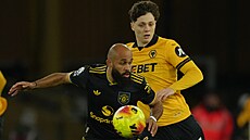 Ladislav Krejí se snaí obrat o mí Bryana Mbeuma.