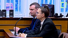 Obalovaná policistka Lucie Vavrochová se svým obhájcem u Obvodního soudu pro...