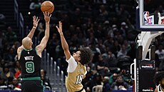 Derrick White z Bostonu st�ílí v utkání s Washingtonem.