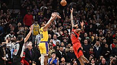 Rui Ha�imura st�ílí rozhodující trojku v utkání s Torontem.