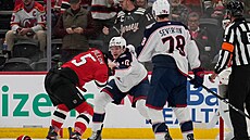 Dmitrij Voronkov v bitce s Brendenem Dillonem.