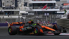 Lando Norris bhem prvního tréninku ve Velké cen Abú Zabí.