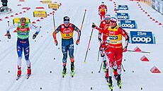 Johannes Hösflot Klaebo se raduje z vítzství ve sprintu v Trondheimu.