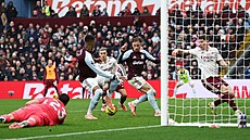 Leandro Trossard srovnává na 1:1 v utkání s Aston Villou.