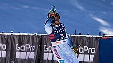 Norský lya Aleksander Aamodt Kilde mává fanoukm.