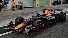 Max Verstappen vyjí�dí z box� na tra� v Abú Zabí.