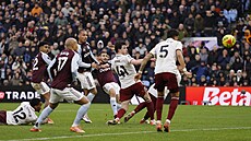 Emiliano Buendía stílí vítzný gól v utkání s Arsenalem.