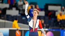 Metodj Jílek mává fanoukm po prvním triumfu ve Svtovém poháru.