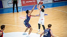 Nymburský basketbalista Jaromír Bohaík stílí v utkání s Brnem.