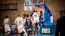 SirJabari Rice blokuje brn�nského Viktora P�lpána.