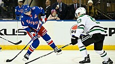 Art�mij Panarin zakon�uje v utkání proti Dallasu.