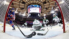 Kyle Capobianco (vlevo) doklepává kotou do branky Dallasu.