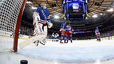 Igor �es�orkin loví puk z branky New York Rangers.