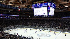 Diváci v Madison Square Garden sledují utkání New York Rangers s Coloradem.