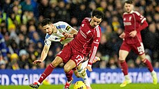 Curtis Jones z Liverpoolu v souboji o mí s Antonem Stachem.