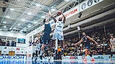 D��ínský basketbalista Alexander Posh st�ílí v utkání s Ostravou.