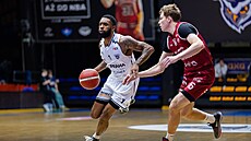 Terry Henderson postupuje s mí�em v utkání s Hradcem Králové.