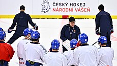 Radim Rulík udílí pokyny hrá��m na tréninku �eské hokejové reprezentace v...