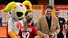 Jaromír Jágr a Vanessa Rebecca Keprtová ped úvodním buly utkání se výcarskem.