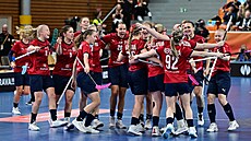 Radost eských florbalistek po vítzství nad výcarskem.
