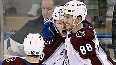 Martin Neas se raduje se spoluhrái.