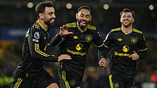 Bruno Fernandes (vlevo) se raduje z gólu do sít Wolverhamptonu.