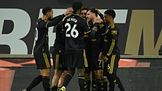 Fotbalisté Manchesteru United se radují z trefy do sít� Wolverhamptonu.