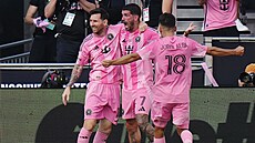 Lionel Messi se raduje se spoluhrá�i z gólu ve finále play off MLS.