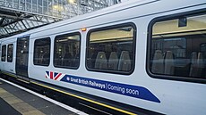 Vlak s reklamou poutající na nové barvy britské eleznice na nádraí Waterloo...