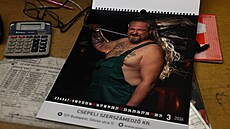 Dlníci maarského metalurgického provozu se rozhodli nafotit kalendá, ve...