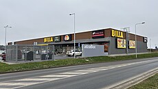 Zákazníci v Roudném najdou supermarket, drogerii, ale i lékárnu a kv�tiná�ství....