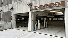 Parkovací d�m Soj�ák má dva samostatné vjezdy, které obsluhují jeho p�íslu�nou...