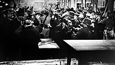 Scéna z filmu Anna proletáka (1953), zachycující boj o Lidový dm v roce 1920.