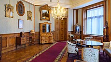 Restauráto�i zachránili dal�í vzácné látkové tapety na st�nách v zámku Le�ná v...