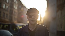 Zp�vák a skladatel James Harries