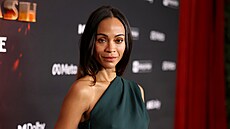 Zoe Salda�a na sv�tové premié�e filmu Avatar: Ohe� a popel