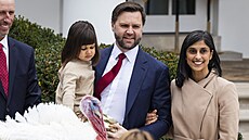 Man�elé Usha a J. D. Vanceovi s dcerou na tradi�ním ceremoniálu v zahradách...