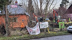 Policisté v ostravské kolonii Bedika zajistili prostor okolo domu, který ped...