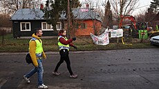 Policisté v ostravské kolonii Bedika zajistili prostor okolo domu, který ped...