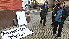 Podporovatelé kolonie Bed�i�ka p�ipravují transparenty na jednání...