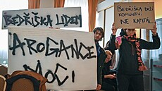 Podporovatelé kolonie Bed�i�ka protestují na jednání zastupitelstva ostravského...